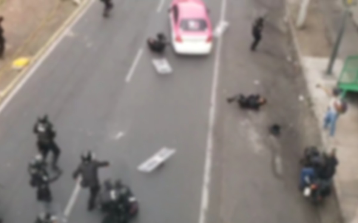 Taxista arrolla policías en CMDX | Videos