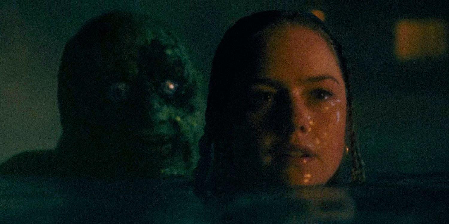 Izzy Waller en la piscina con una figura monstruosa detrás de ella en Night Swim