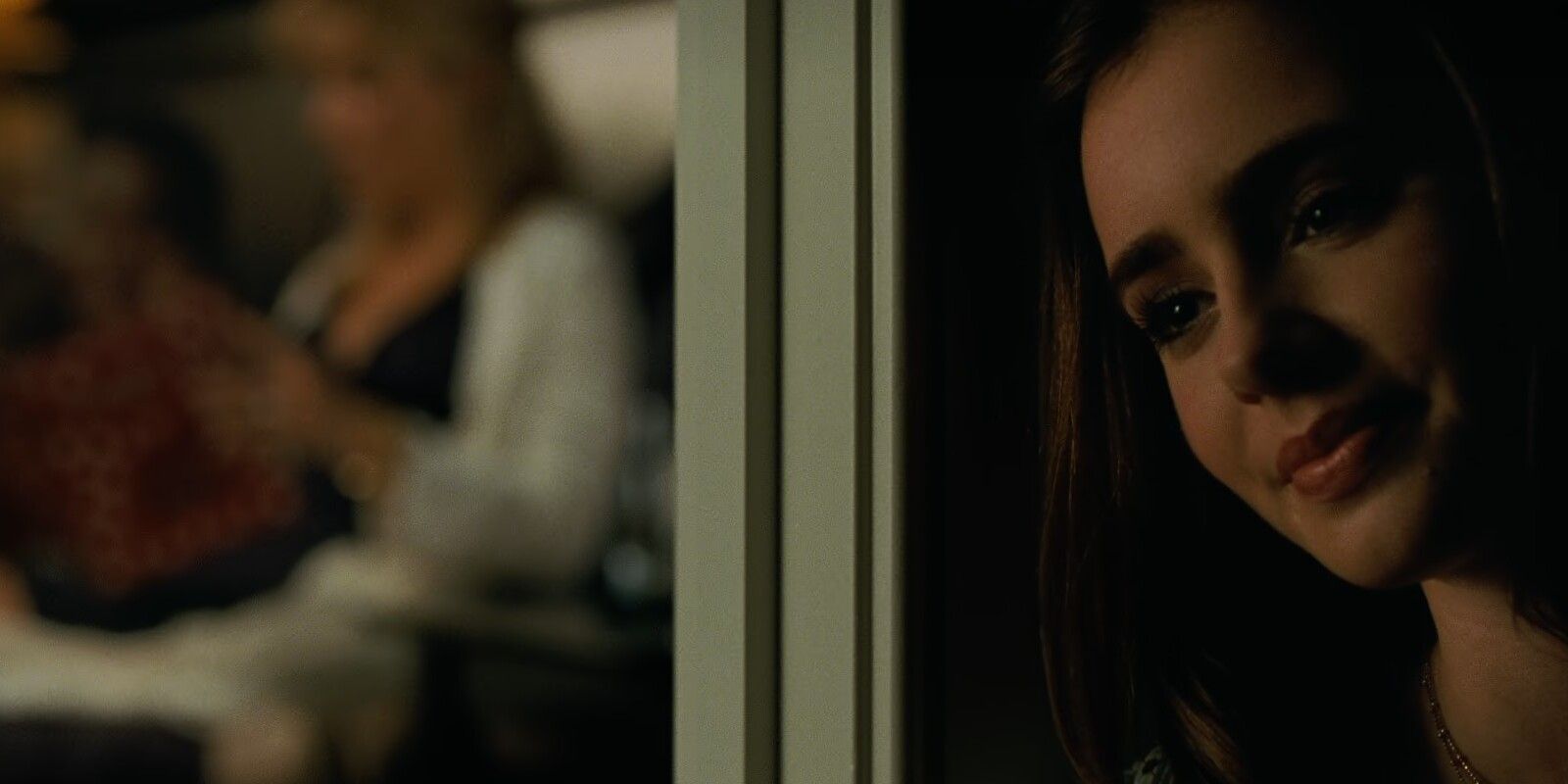 Lily Collins como Collins Tuohy sonriendo afuera del dormitorio de SJ en The Blind Side.jpg