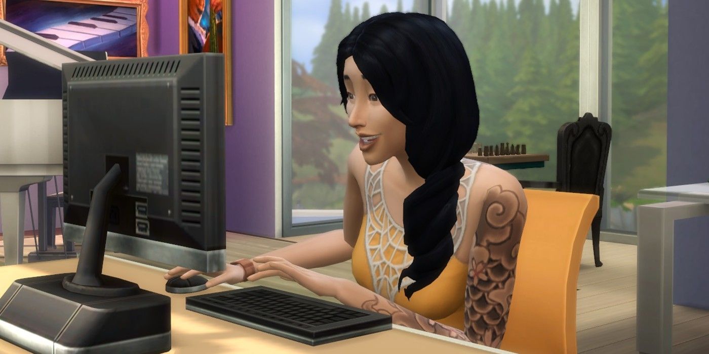 Un Sim de Los Sims 4 que parece interesado usando una computadora.