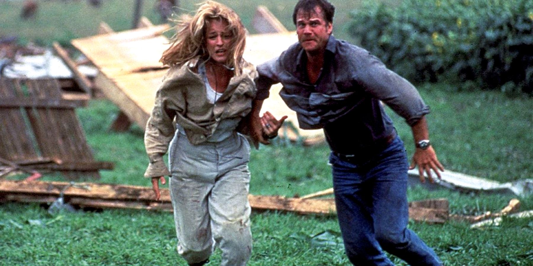 Helen Hunt y Bill Paxton corriendo en Twister