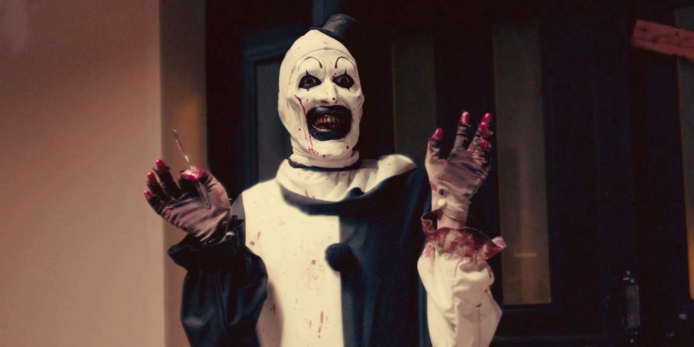 David Howard Thornton como Art el Payaso levanta sus manos en Terrifier 