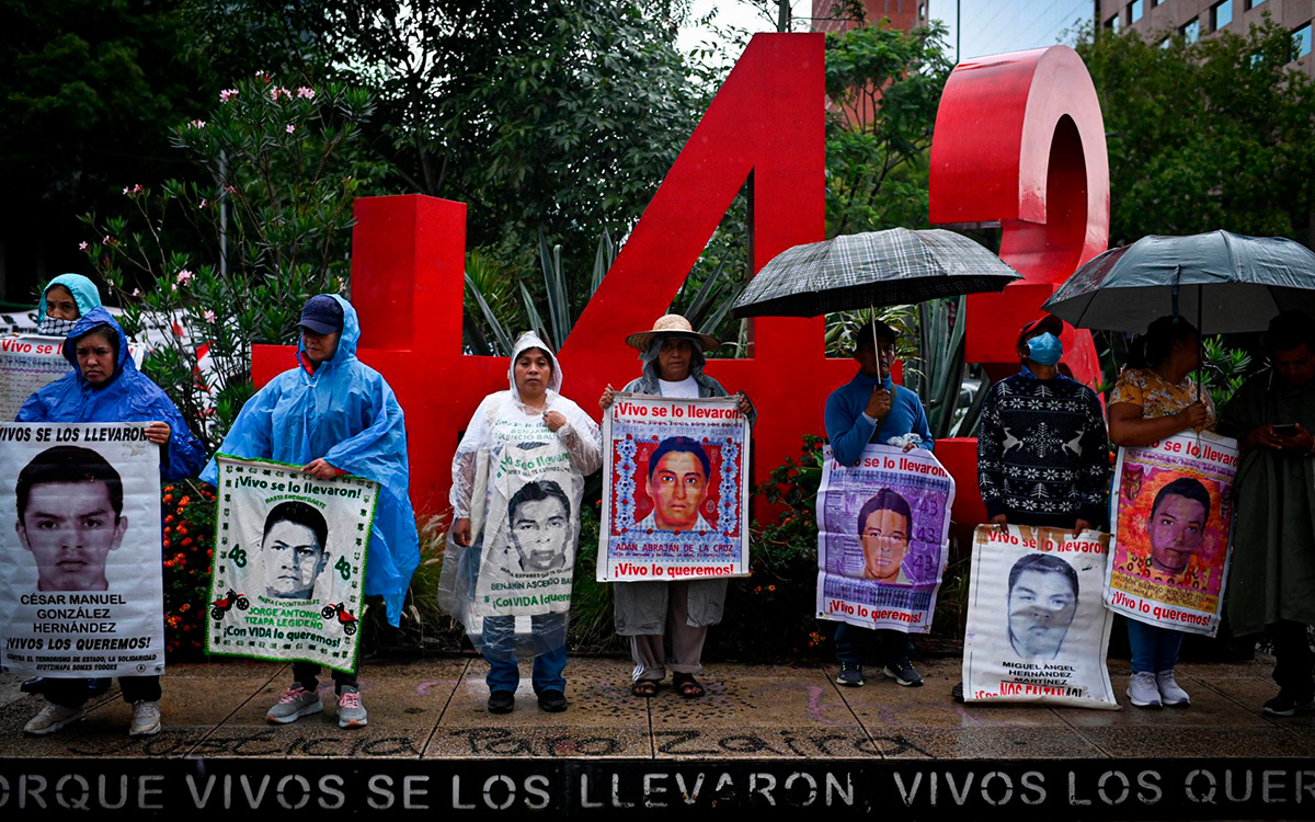 AMLO se compromete a hablar con “la verdad” a familiares de Ayotzinapa