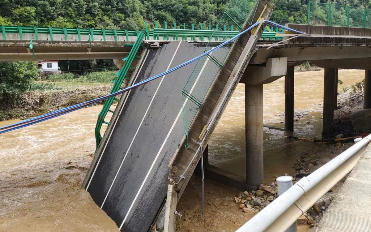 Al menos doce muertos tras colapso de un puente en China | Video