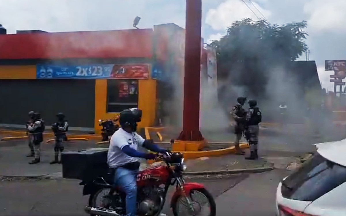 Atacan Oxxos con bombas molotov en Michoacán
