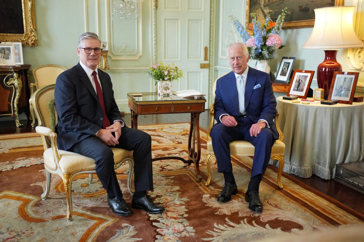 Carlos III confirma a Sir Starmer como primer ministro de Reino Unido