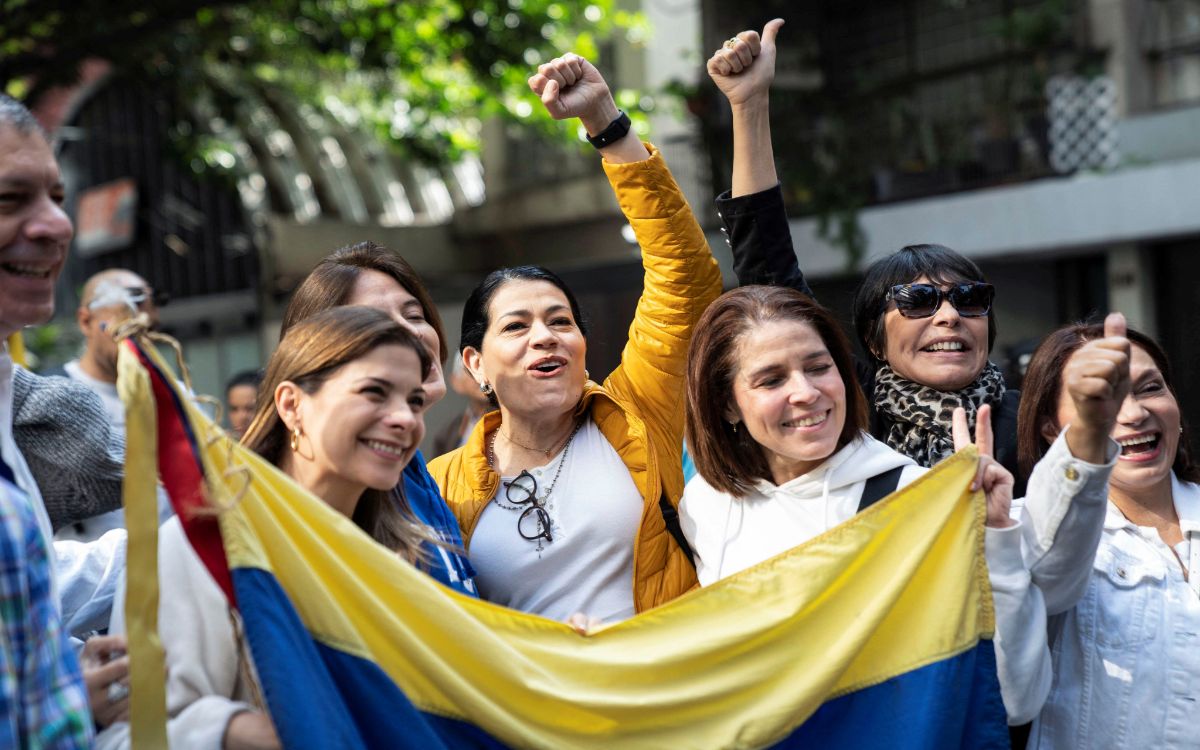 Cientos de de venezolanos residentes en México acudieron a votar a su embajada