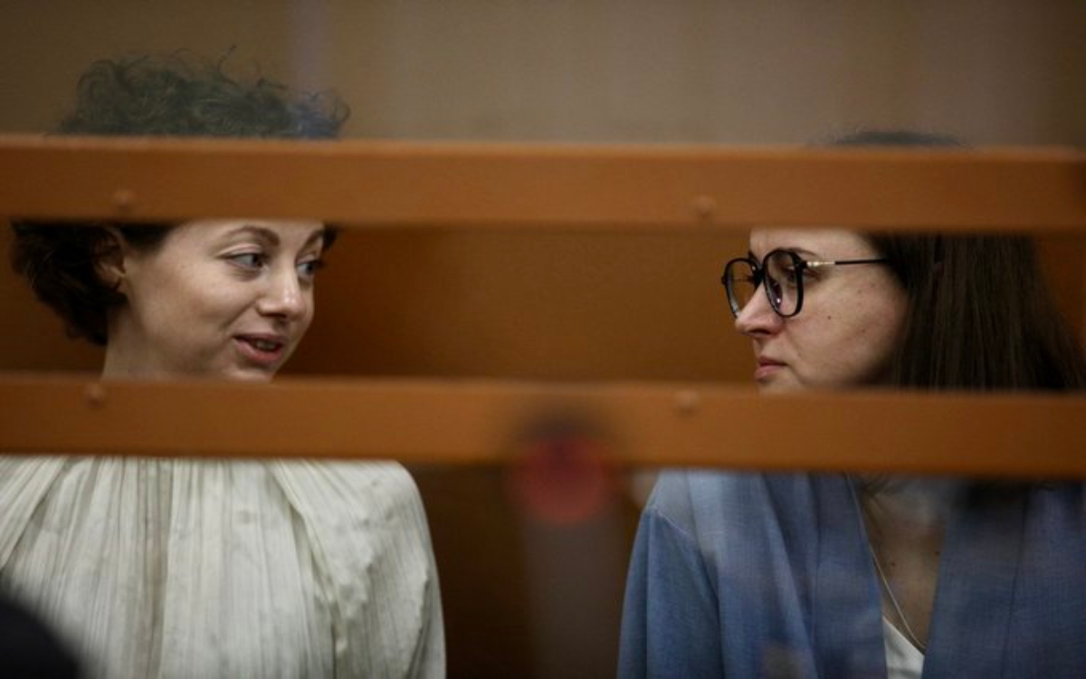 Condena tribunal ruso a directora de teatro y dramaturga por terrorismo | Video