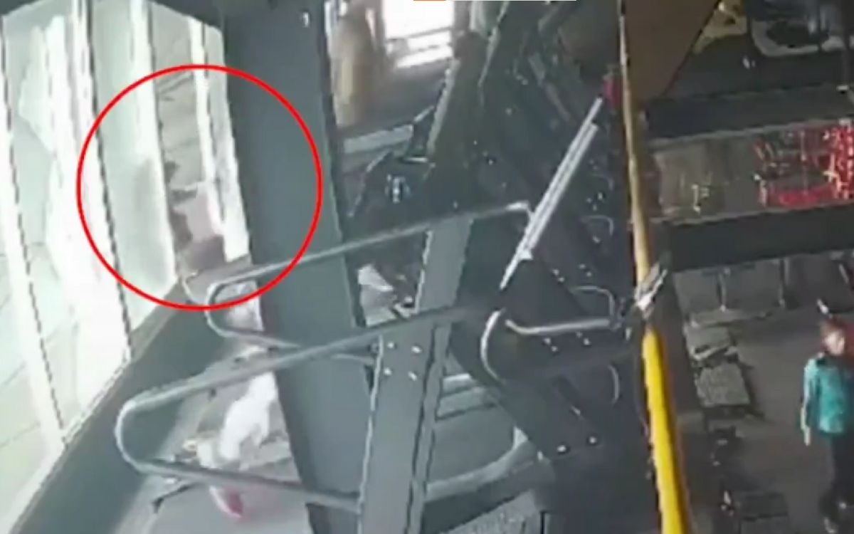 Mujer cae por ventana de gimnasio mientras usaba una caminadora | Video