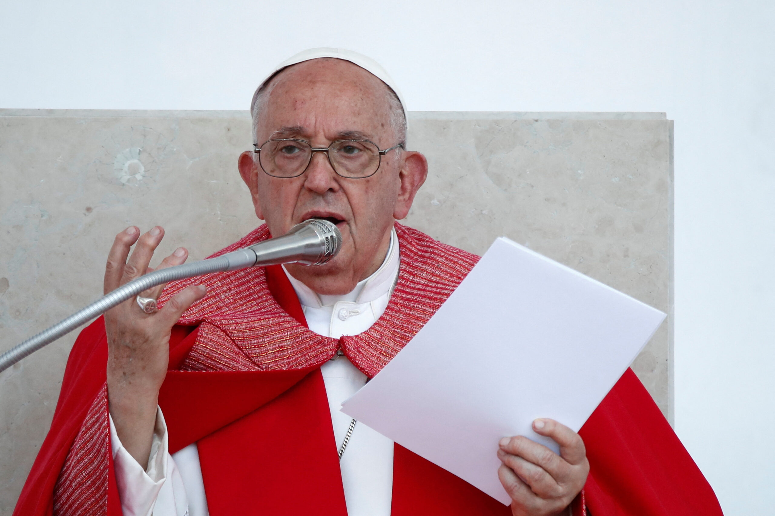 Papa Francisco pide 'escuchar el sufrimiento' de las mujeres
