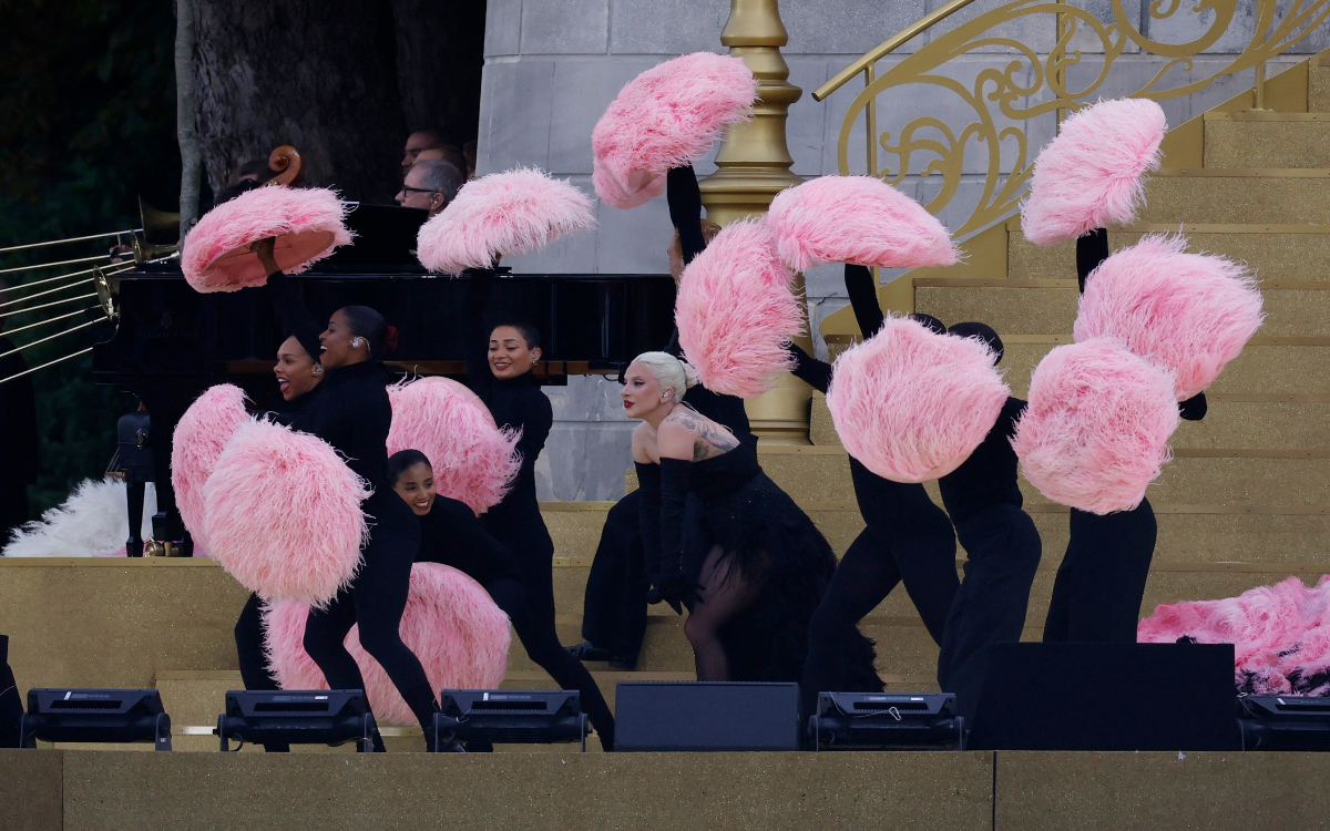 París 2024: Lady Gaga brilla con un número de cabaret junto al Sena | Fotogalería y video