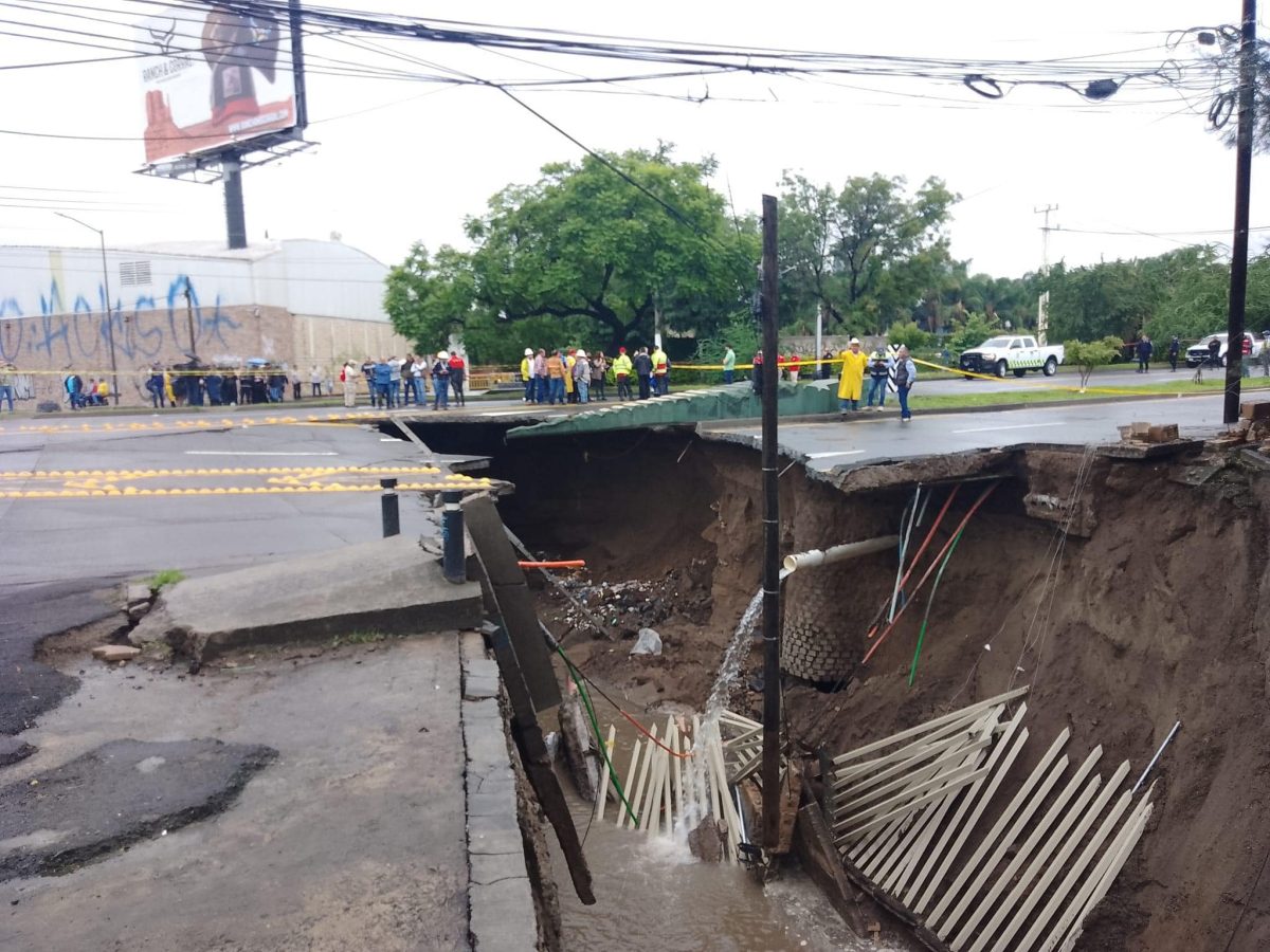 Reportan enorme socavón de 10 metros en Zapopan, Jalisco | Imágenes 