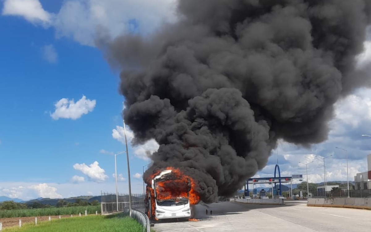 Se incendia autobús de turismo en la carretera Tepic-Guadalajara
