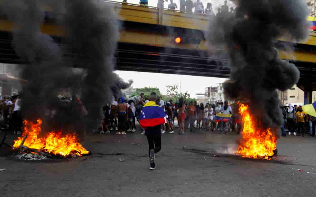 Suman 11 muertos en protestas de Venezuela