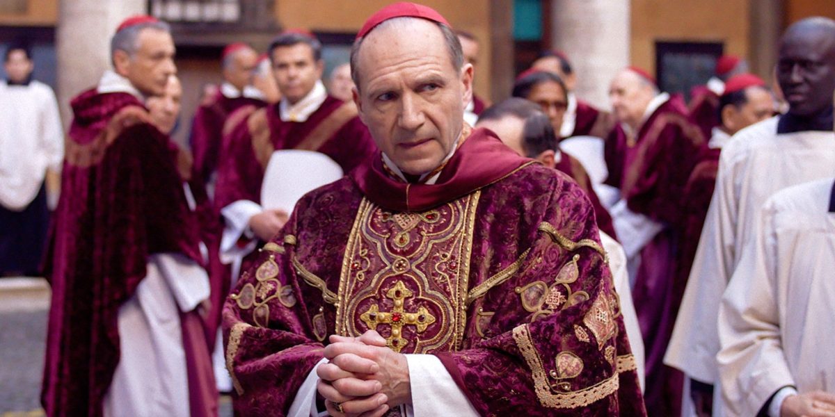 Tráiler de Conclave: el cardenal de Ralph Fiennes debe descubrir una gran conspiración detrás de la muerte del Papa en un nuevo thriller