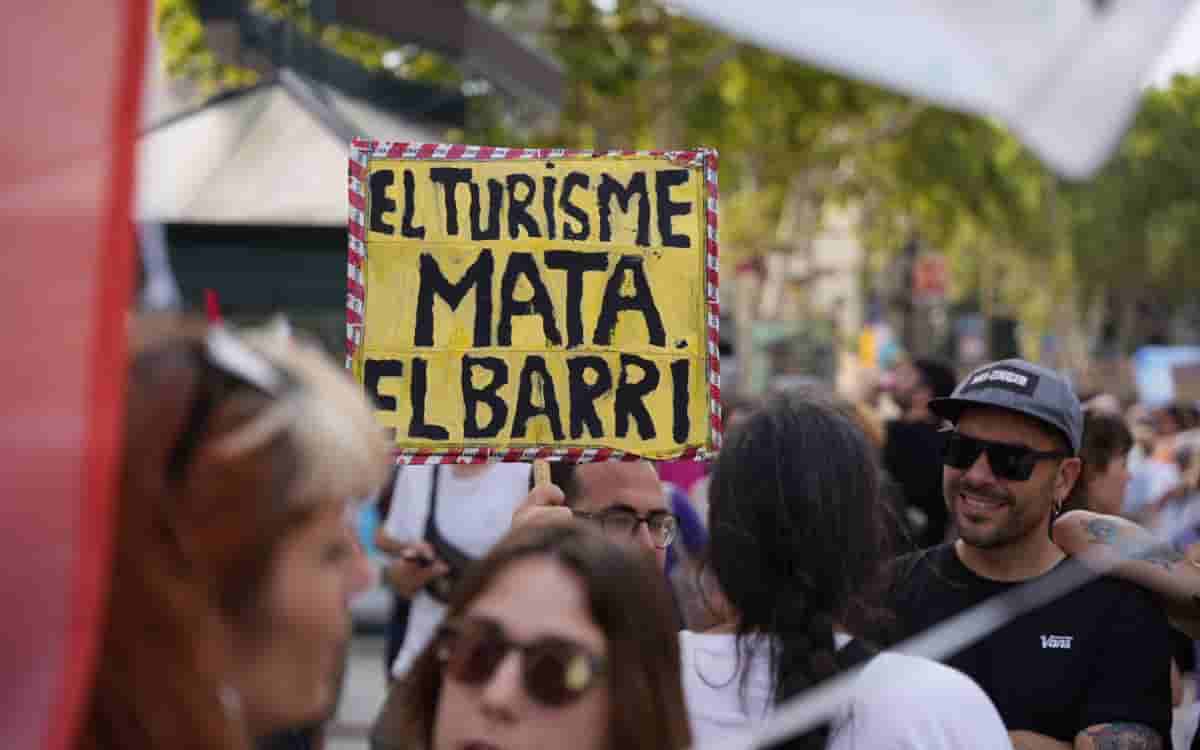 Videos | ¡Turistas, go home! Miles marchan contra el turismo en Barcelona
