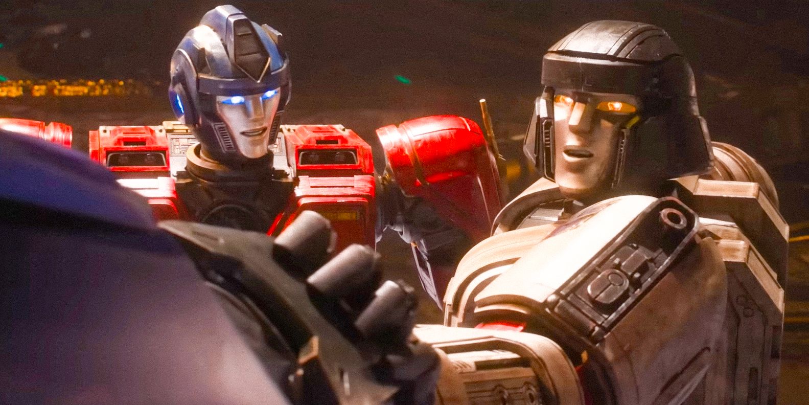 D-16 / Megatron (Brian Tyree Henry) defendiendo a Orion Pax / Optimus Prime (Chris Hemsworth) en Transformers One