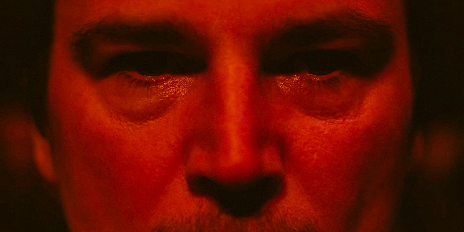 Josh Hartnett con una luz roja brillante en su rostro en Trap