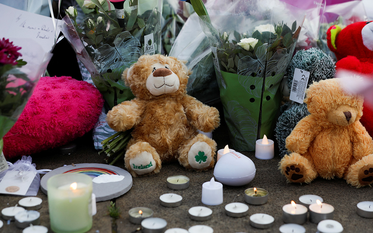 Asesinato de 3 niñas desata violentos enfrentamientos en Reino Unido