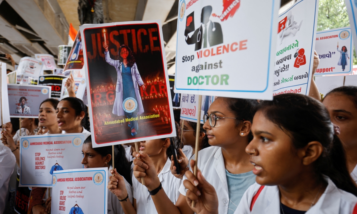 Doctores se van a huelga por la violación y el asesinato de médica en India