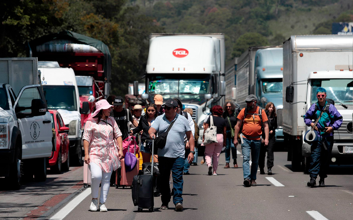 Ejidatarios liberan parcialmente la México-Puebla tras escuchar llamado de transportistas