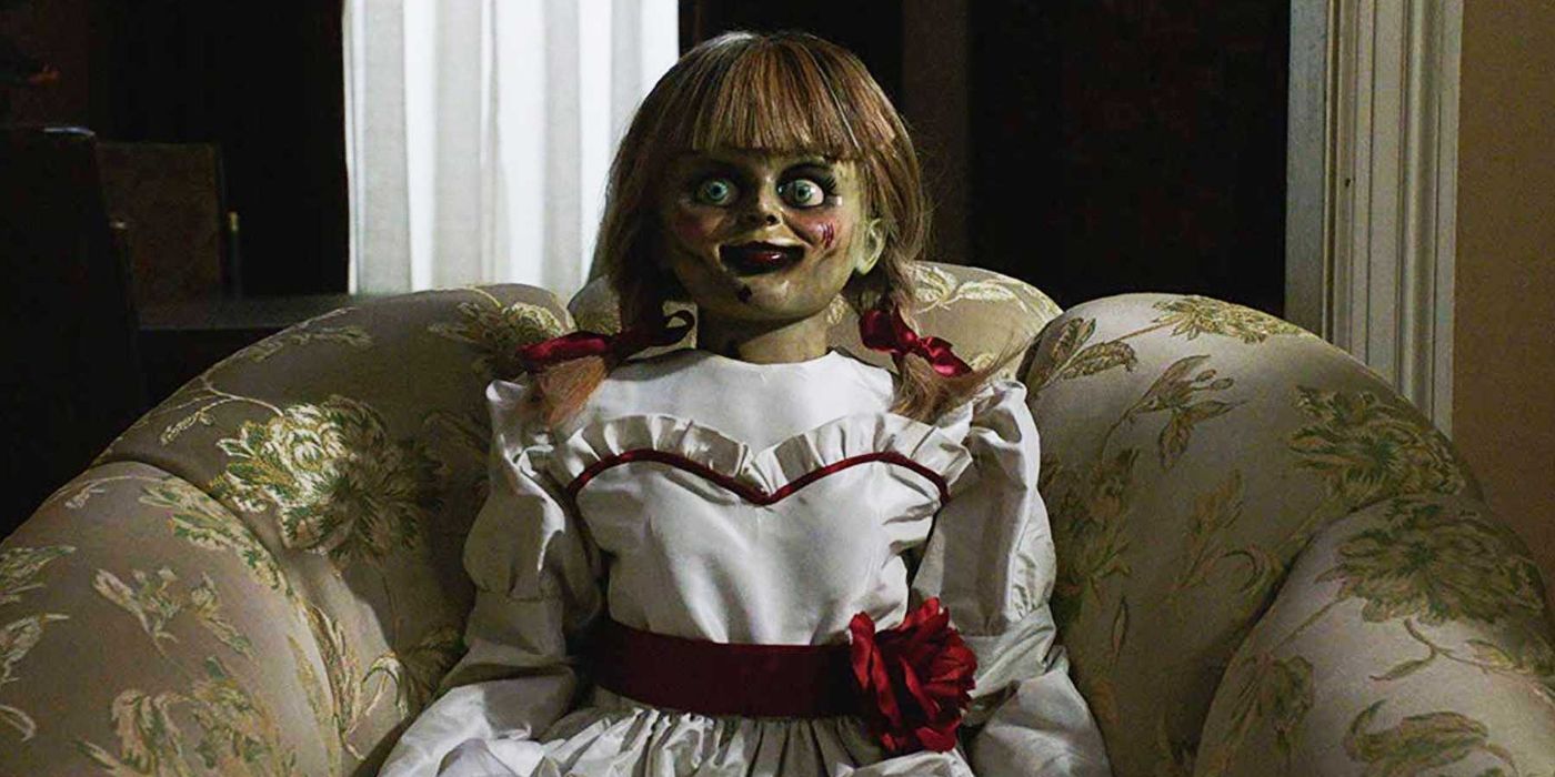 La muñeca Annabelle embrujada sentada en una silla en El conjuro