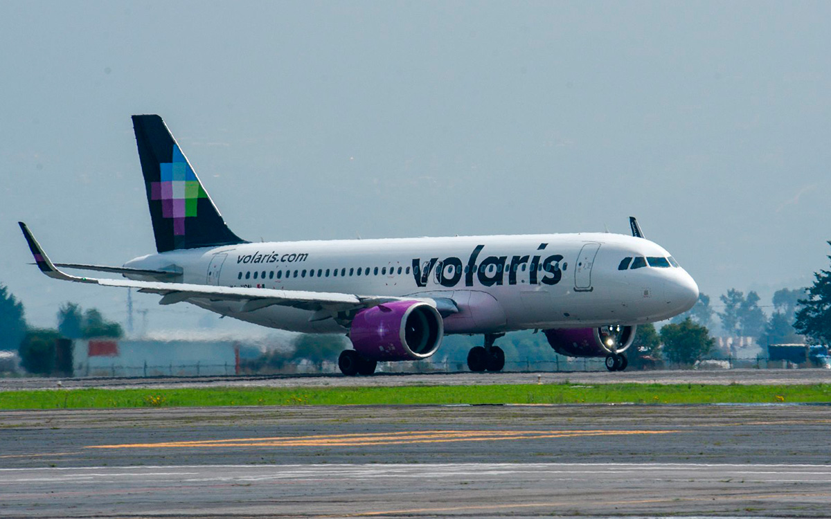 Hallan feto humano en el baño de un avión de Volaris