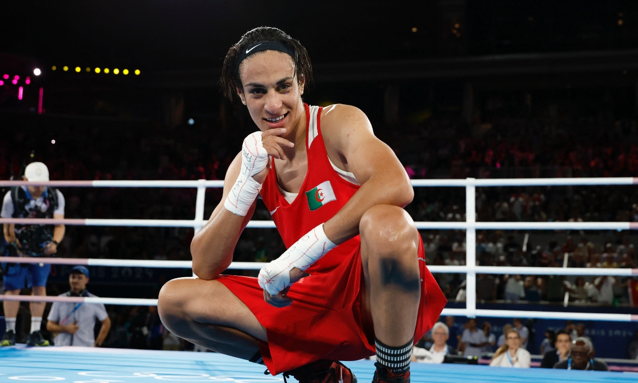 Imane Khelif se cuelga la medalla de oro en París 2024