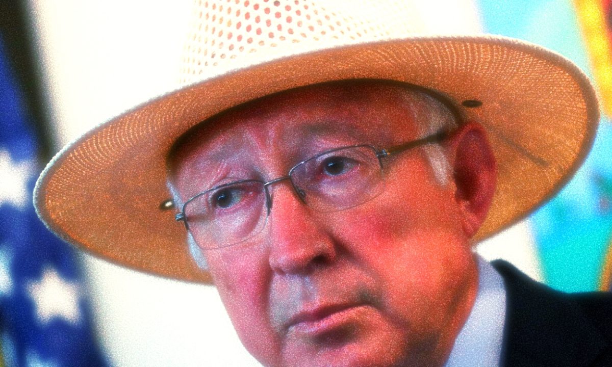 Ken Salazar dispuesto a dialogar sobre reforma judicial