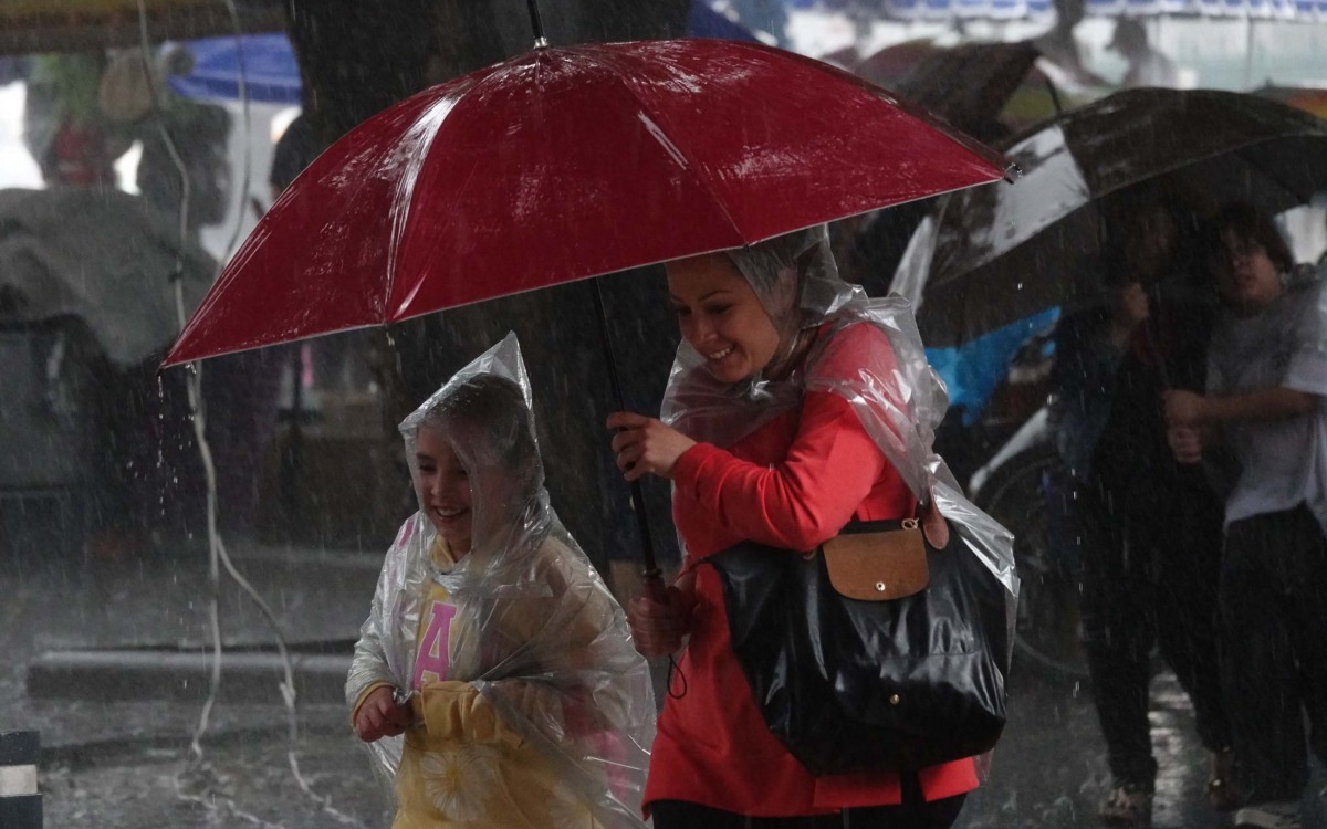 Onda tropical 18 traerá fin de semana con fuertes lluvias en CDMX y 13 estados