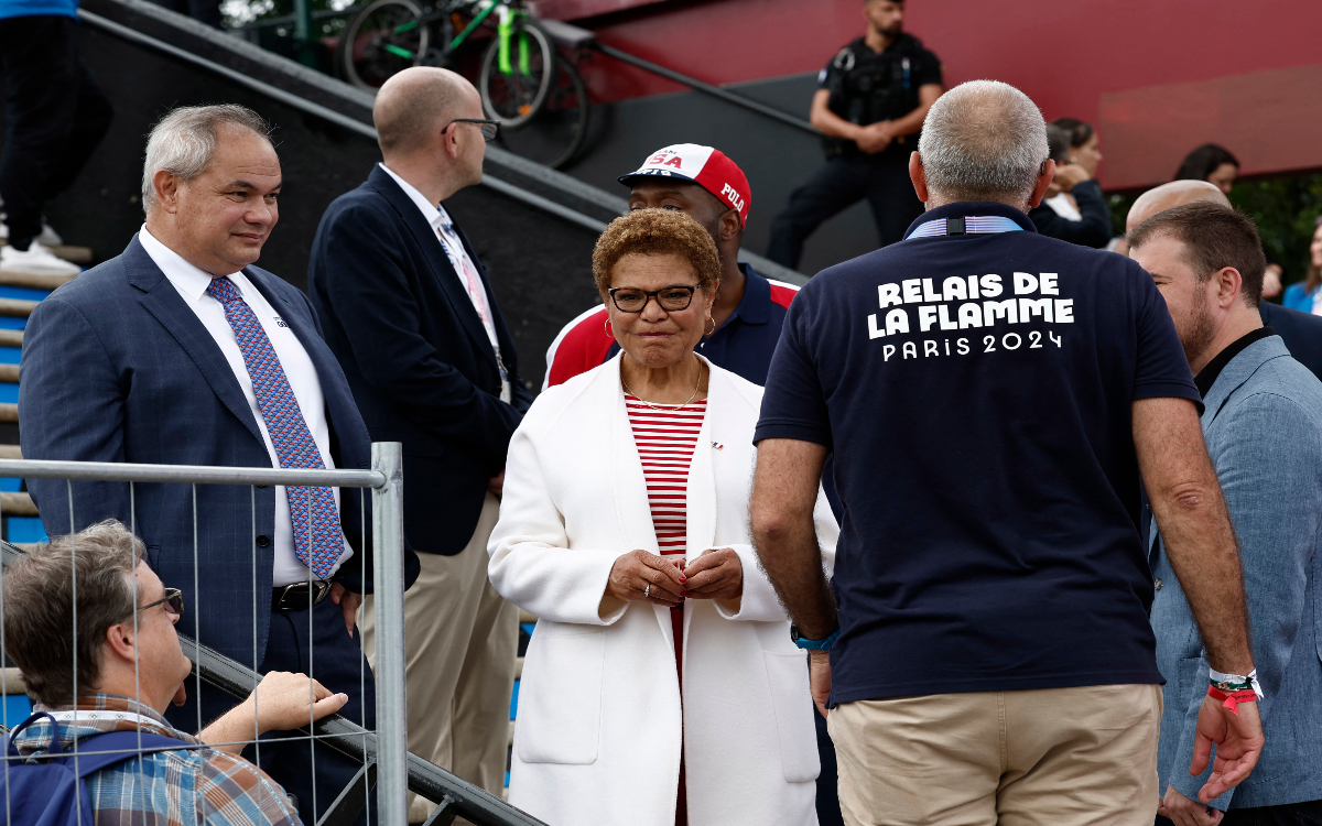 París 2024: Honrada Karen Bass, alcaldesa de Los Ángeles, de recibir la bandera olímpica | Video