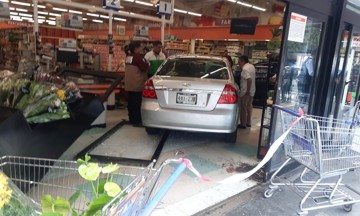 Videos | Mujer pierde el control y se impacta contra supermercado en Río Churubusco