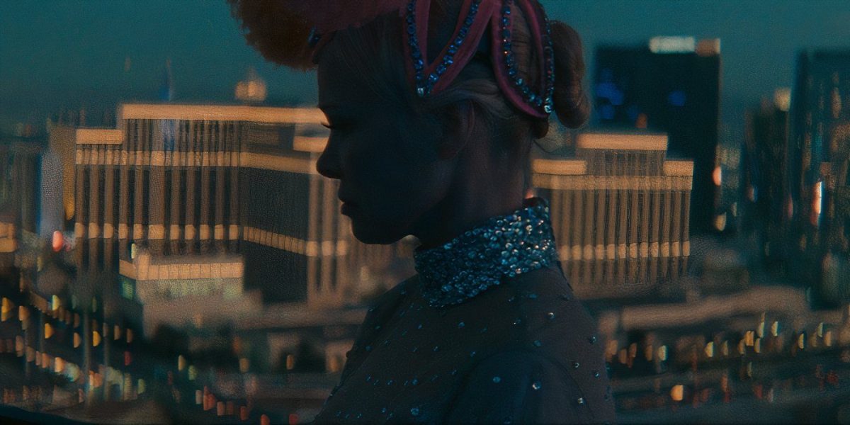 Reseña de The Last Showgirl: Pamela Anderson deslumbra en el melancólico drama de Gia Coppola en Las Vegas [TIFF]