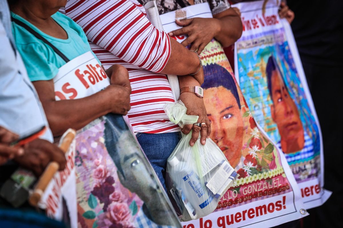 AMLO envía carta a padres y madres de estudiantes de Ayotzinapa: ‘Nunca dejamos de buscar’