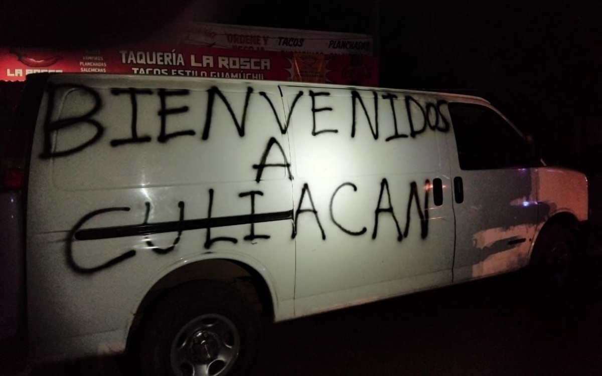 Abandonan camioneta con cuerpos y leyenda ‘Bienvenidos a Culiacán’ durante gira de AMLO en Sinaloa