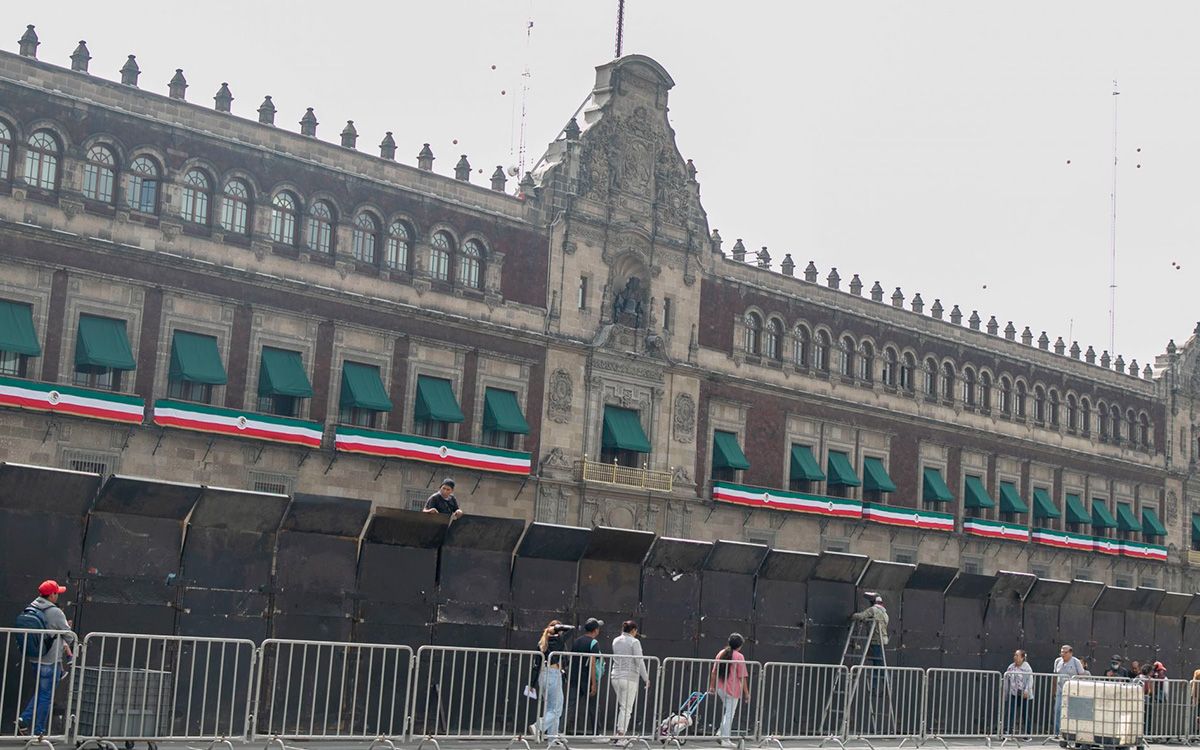 Blindan Palacio Nacional previo marcha por los 10 años de Ayotzinapa