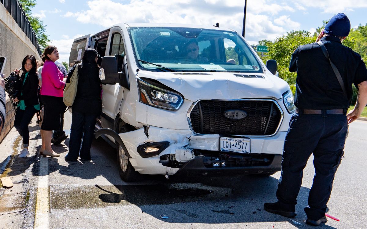 Caravana de Tim Walz sufre accidente en carretera; él resulta ileso | Video