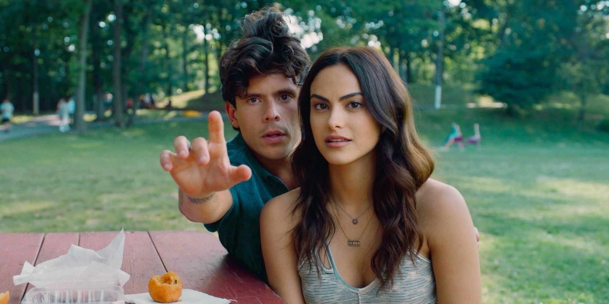 Rudy Mancuso le muestra el camino a Camila Mendes en Música