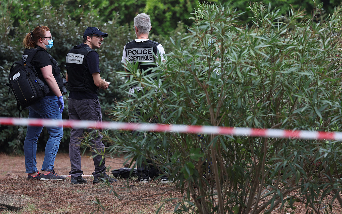 Hombre acuchilla a su esposa y sus dos hijas cerca de París