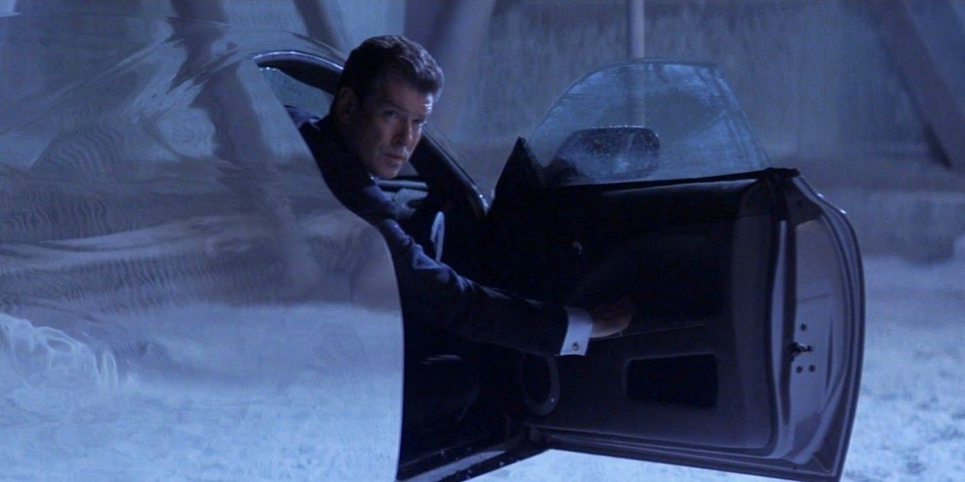 James Bond (Pierce Brosnan) abre la puerta de su coche invisible en Die Another Day.