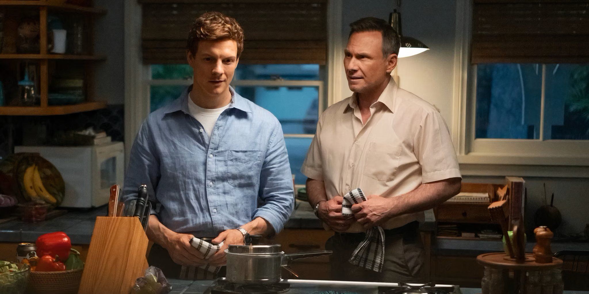 Patrick Gibson como Dexter y Christian Slater como Harry Morgan en Dexter: pecado original