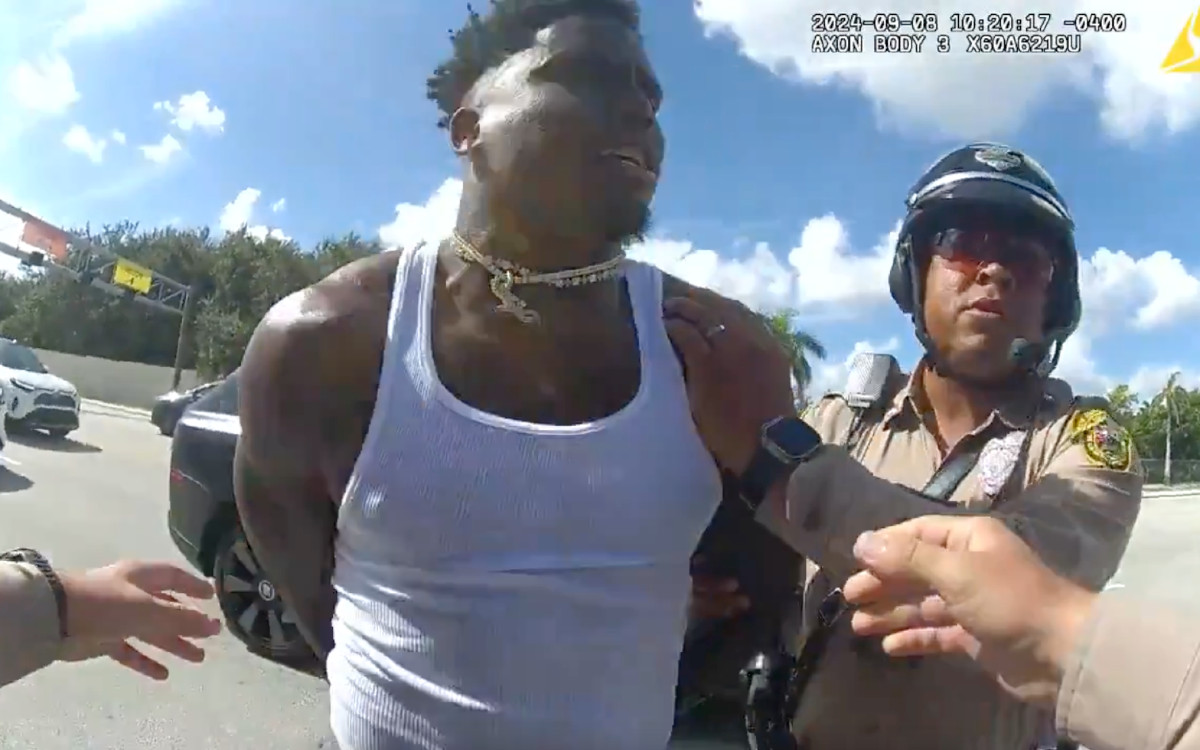 Liberan video de policía sometiendo a Tyreek Hill, estrella de los Delfines de Miami