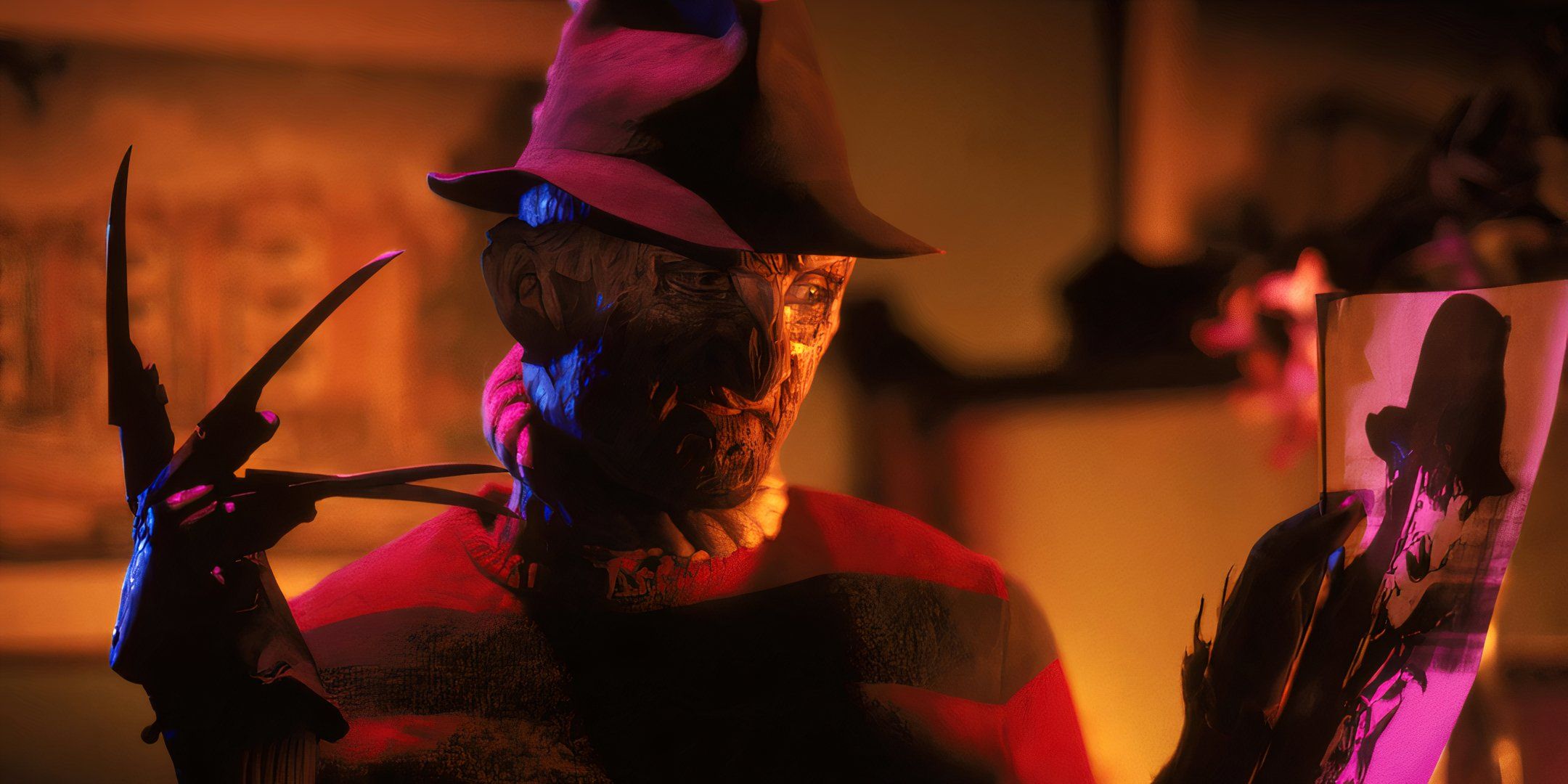 Freddy Krueger sostiene una foto de él mismo. 