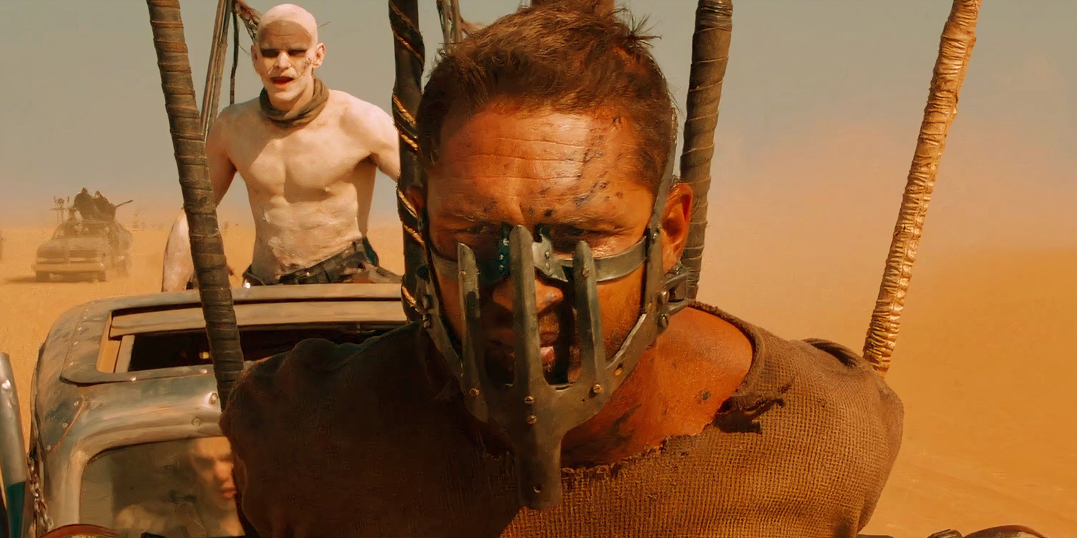 Tom Hardy como Max con una máscara y encadenado a un automóvil en Mad Max Fury Road