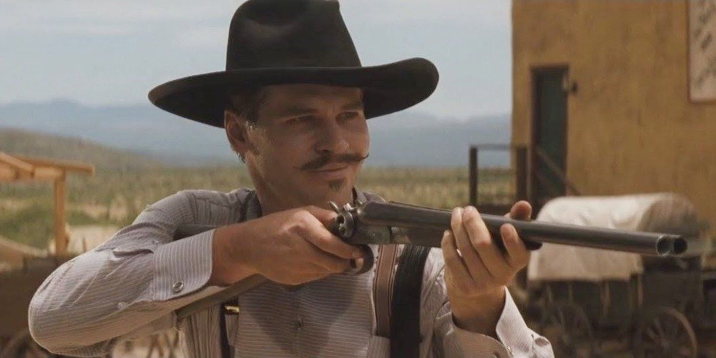 Doc Holidays apunta con un arma en Tombstone