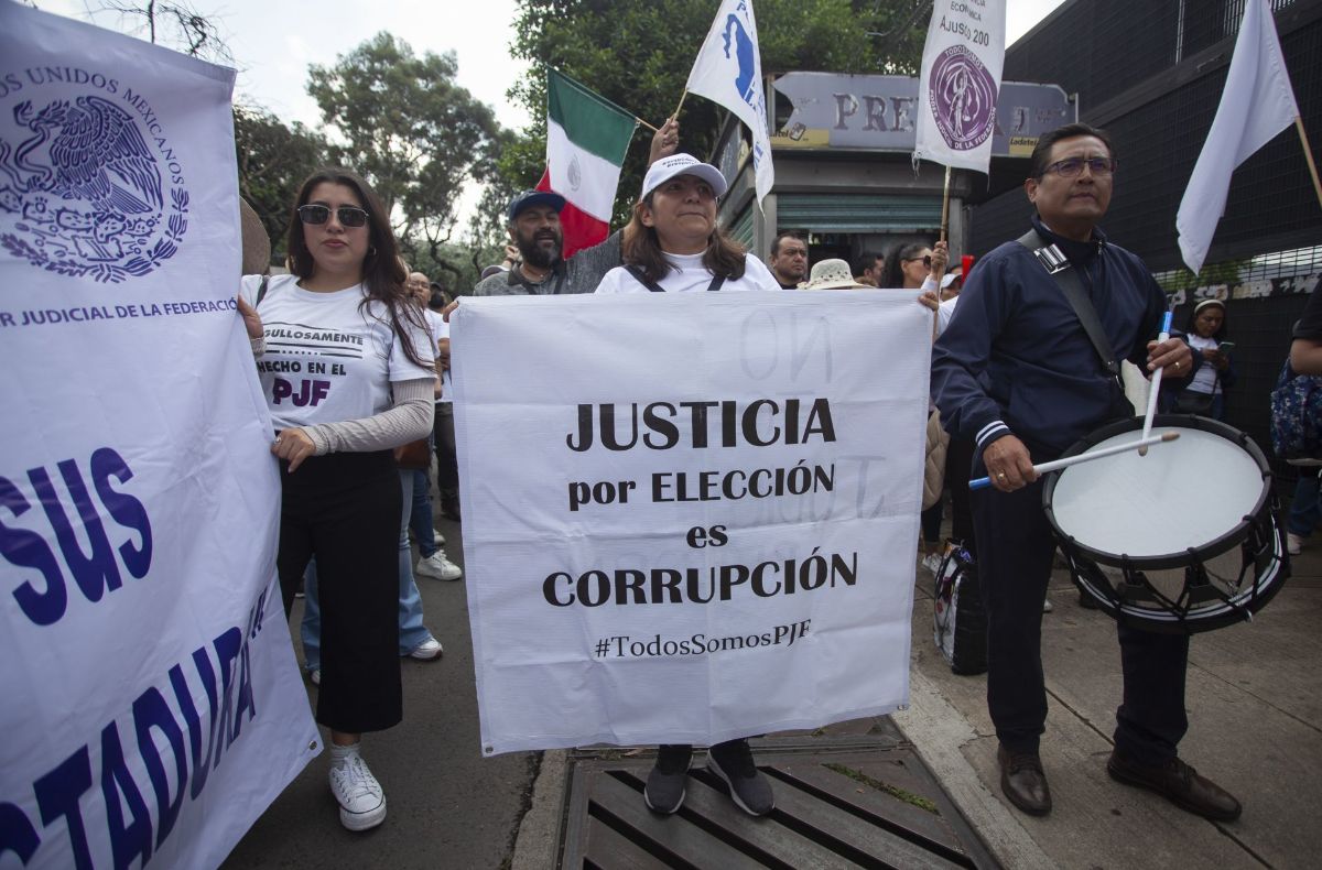 Trabajadores judiciales bloquean Periférico; protestan contra reforma frente al INE