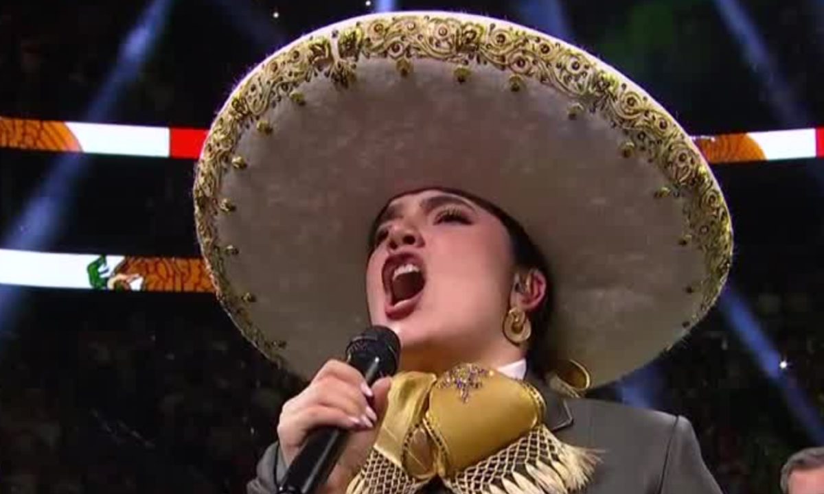 Video | Nieta de Vicente Fernández se equivoca al entonar el Himno Nacional en la pelea del Canelo