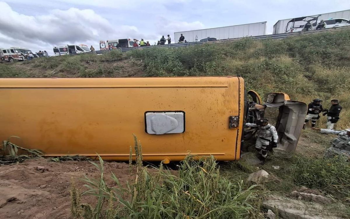 Vuelca camión escolar en Celaya y reportan una persona sin vida