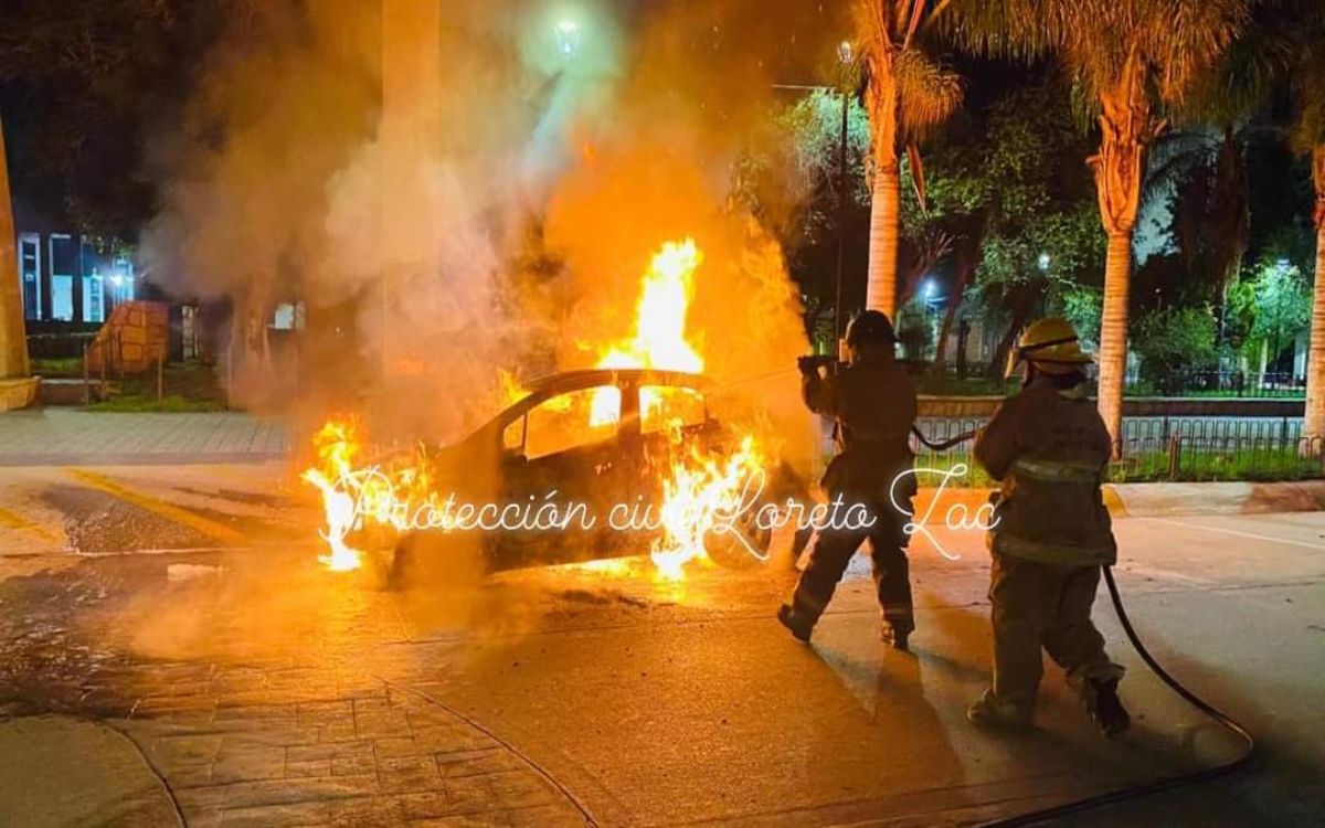 Zacatecas: Prenden fuego a auto con dos personas al interior