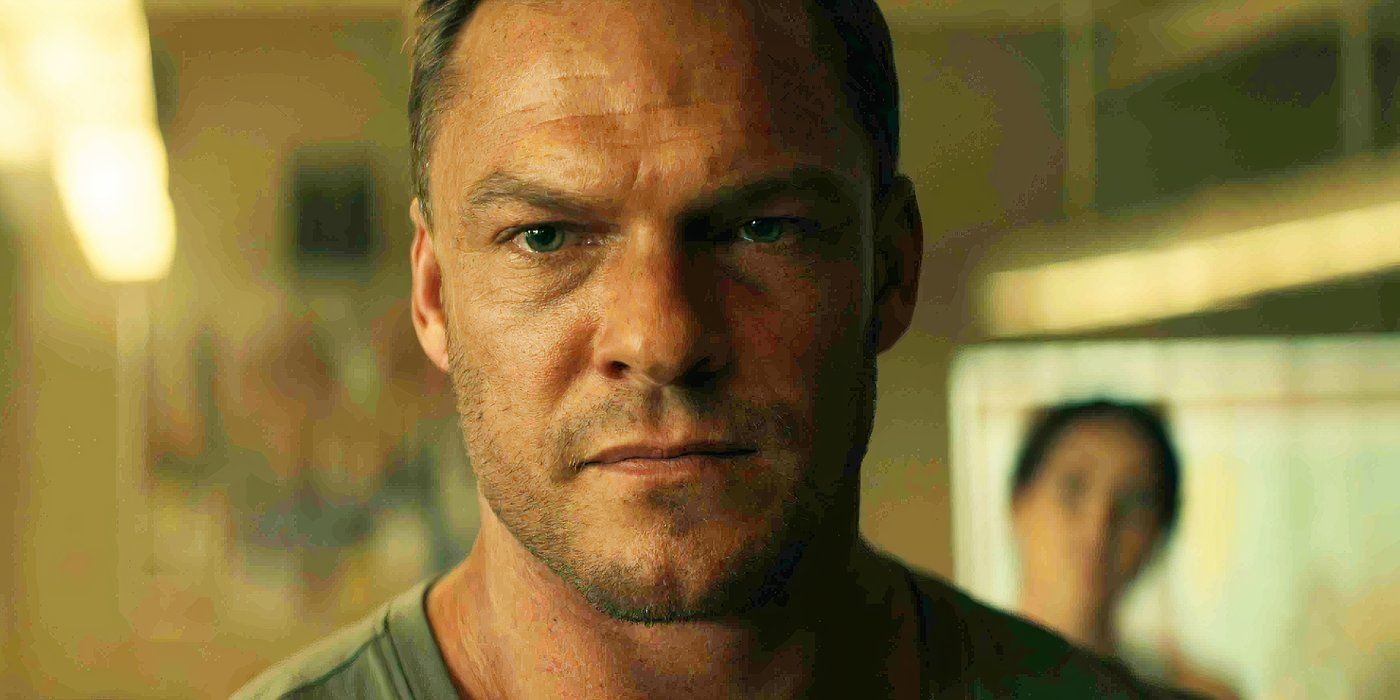 Alan Ritchson de Reacher dirigirá la próxima adaptación cinematográfica del autor del cuaderno